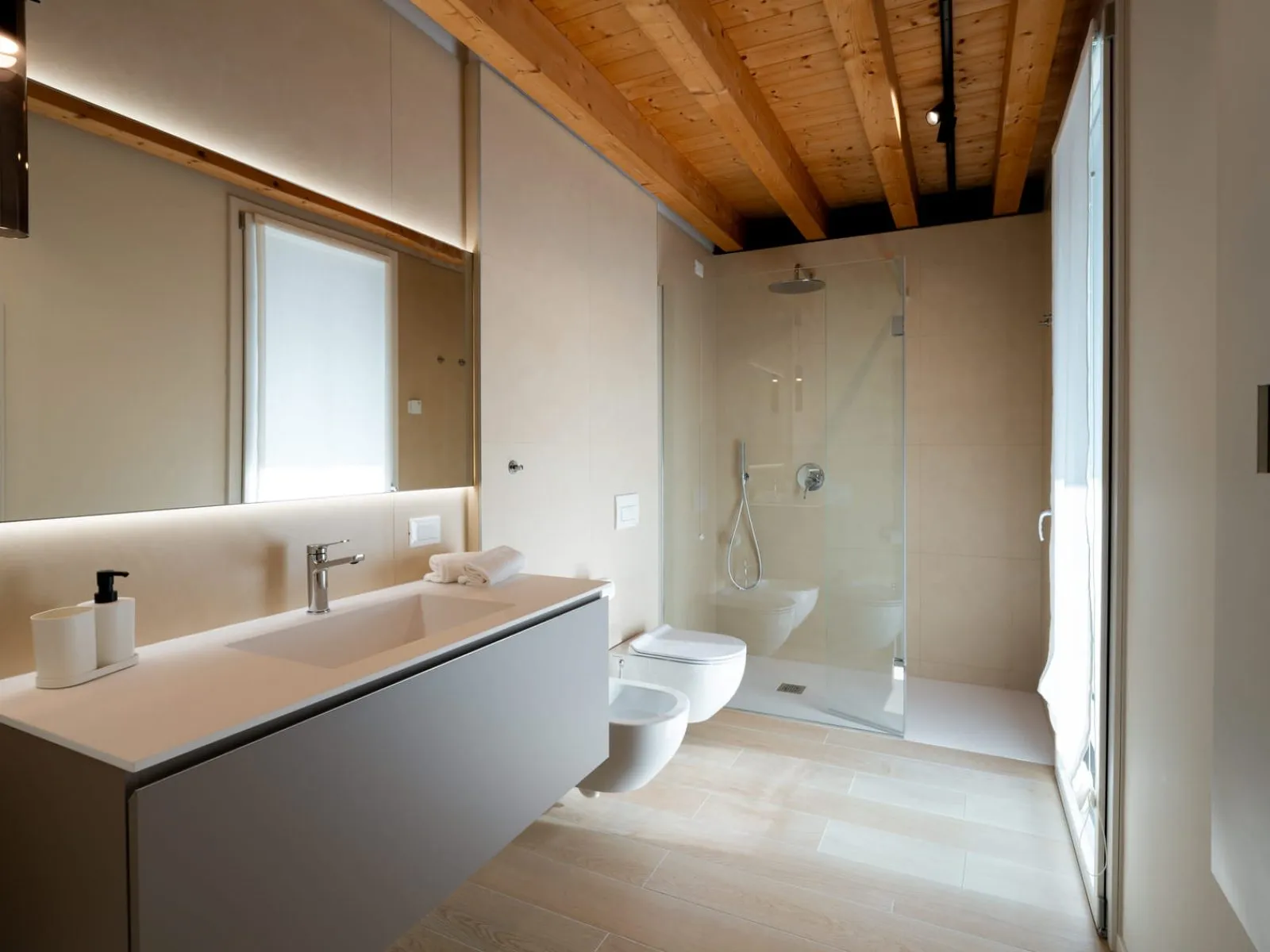 Bagno moderno con doccia walk-in e soffitto in legno a vista Ca' Toni S-02 Treviso