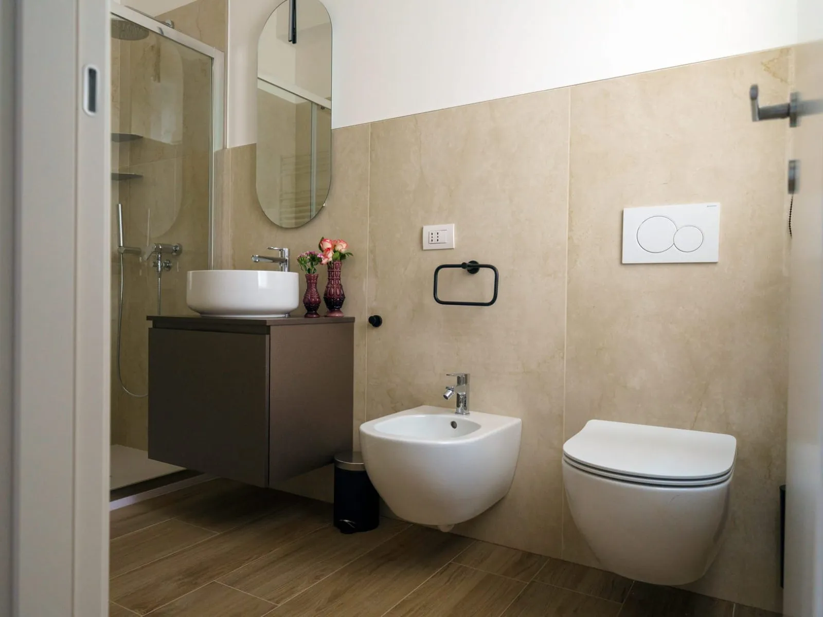 Elegant bathroom with beige cladding in the Royal two-area apartment at Ca' Fe Treviso
