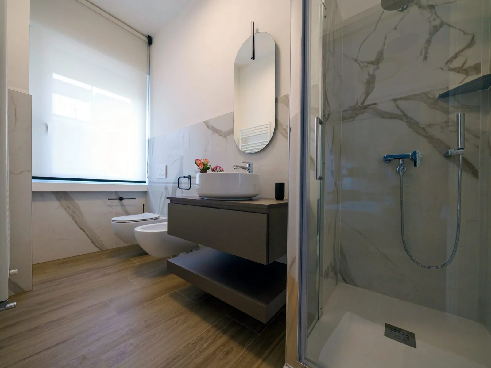 Bagno privato con piastrelle marmo e doccia walk-in Junior Room Ca' Fe Treviso