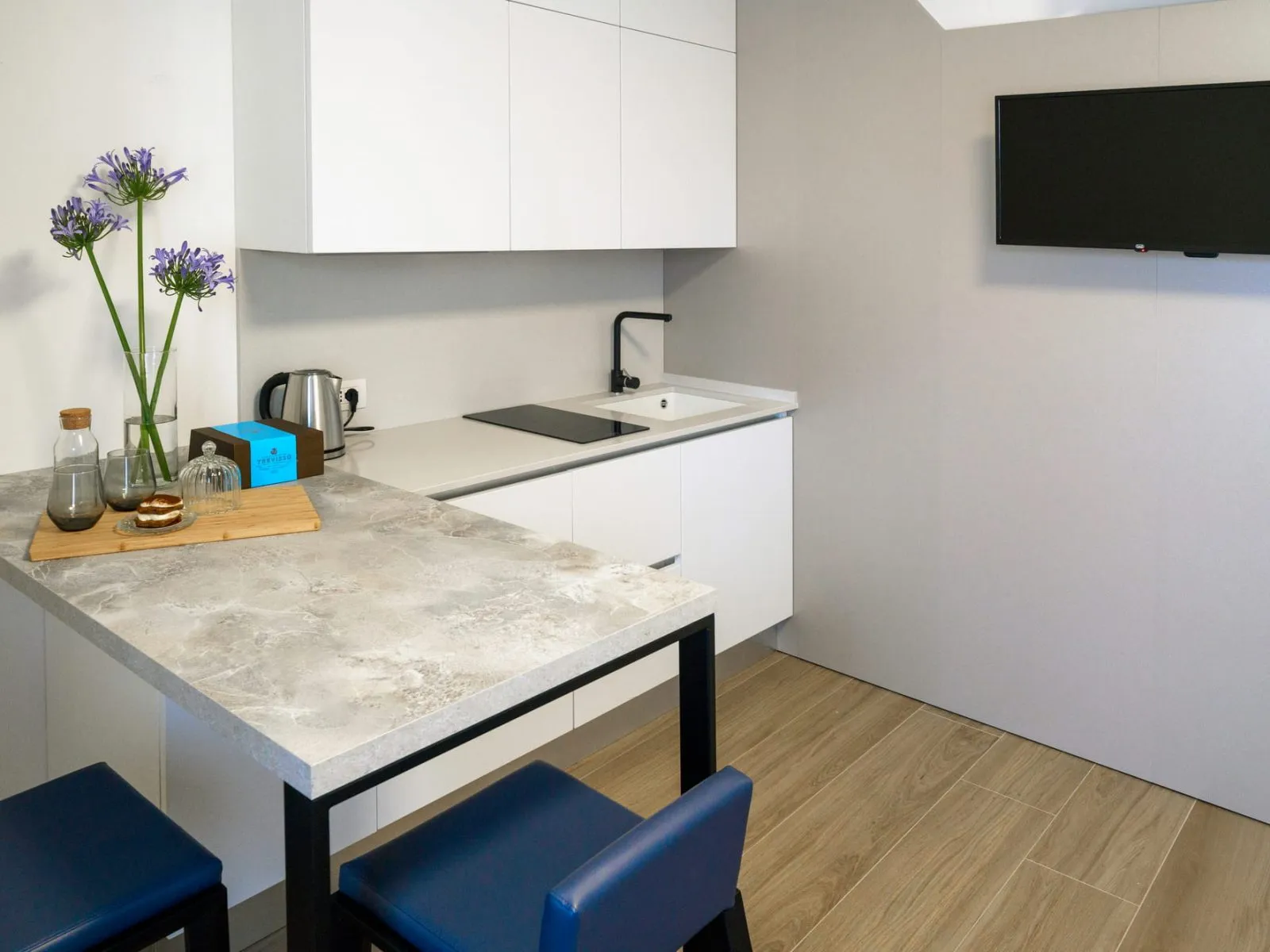 Eat-in kitchen with stone worktop and breakfast in the Suite Room at Ca' Fe Treviso