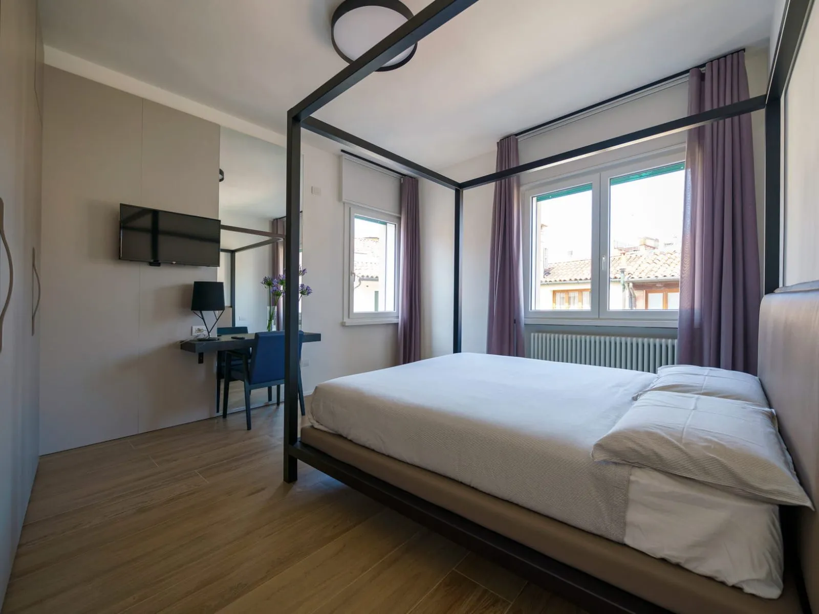 Bedroom with canopy bed in the Royal two-area apartment at Ca' Fe Treviso