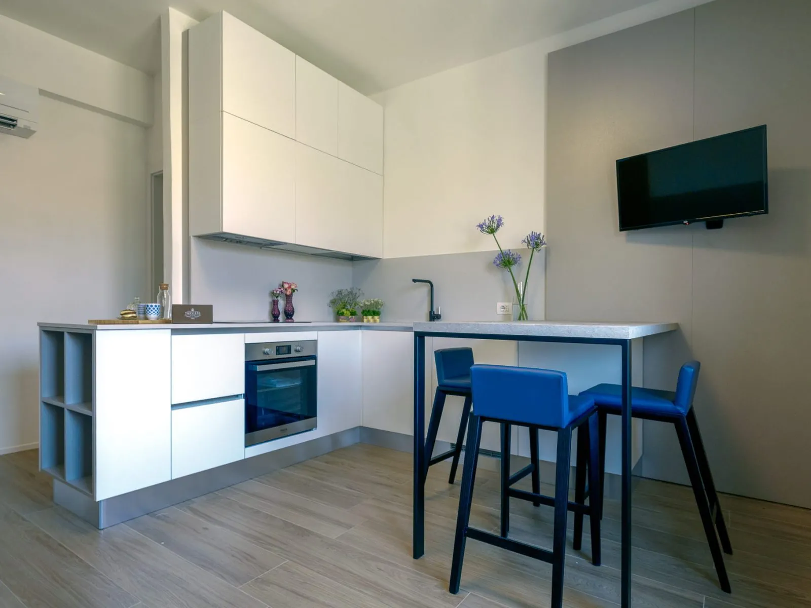 Fully equipped open-plan kitchen in the Royal two-area apartment at Ca' Fe Treviso city centre