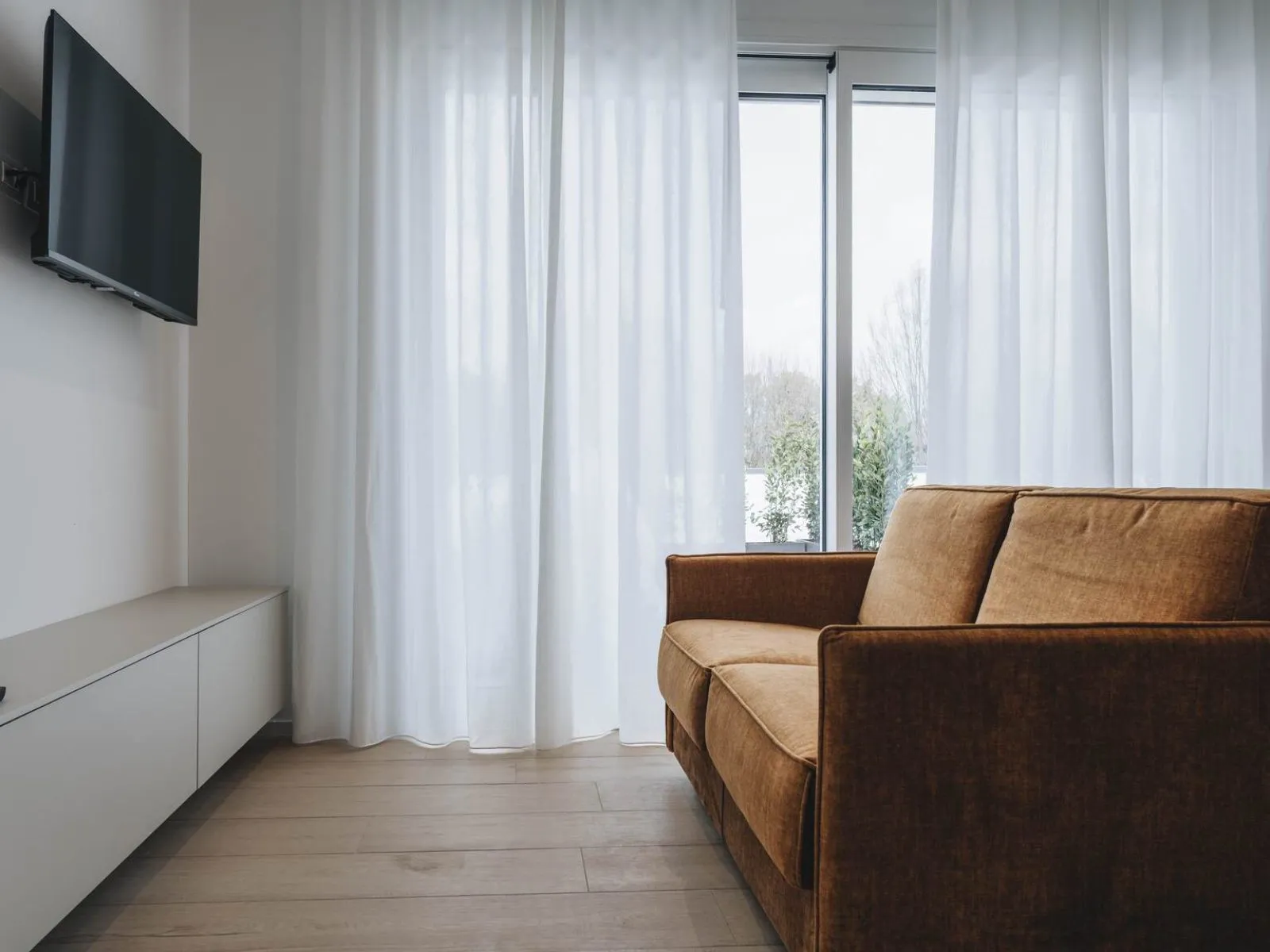 Overview of the studio apartment with sofa, dining table, kitchen and sleeping area – apartment T-01 Ca' Sette Treviso