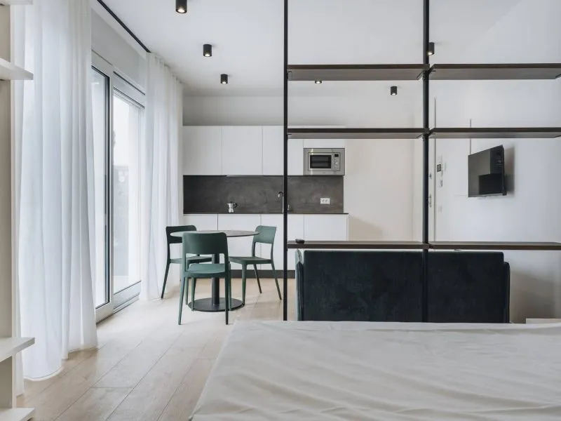 Vista d'insieme del monolocale: zona notte, cucina, living e accesso alla terrazza – appartamento T-05 Ca' Sette Treviso