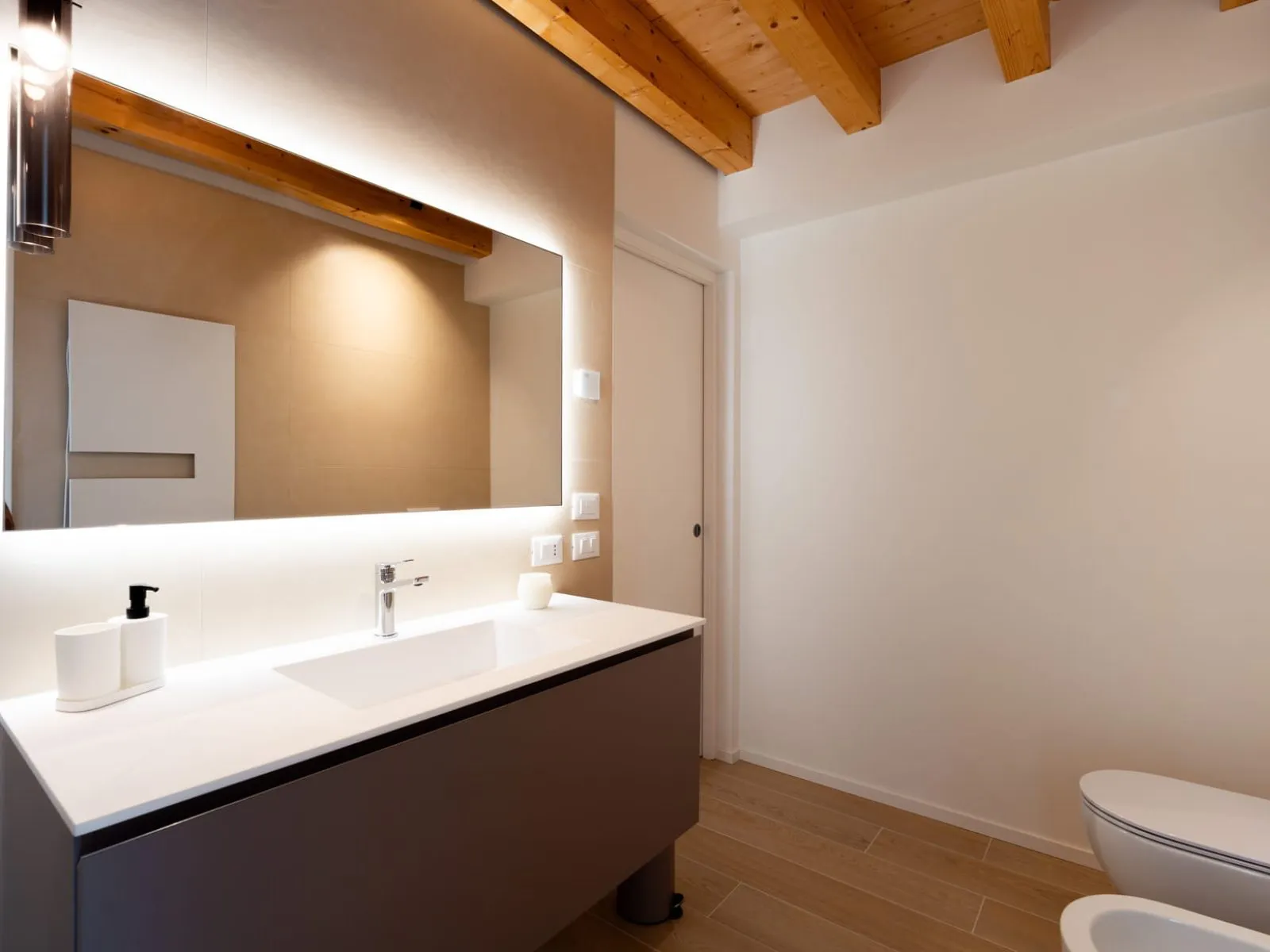 Bagno con specchio retroilluminato e sanitari sospesi monolocale S-04 Ca' Toni Treviso