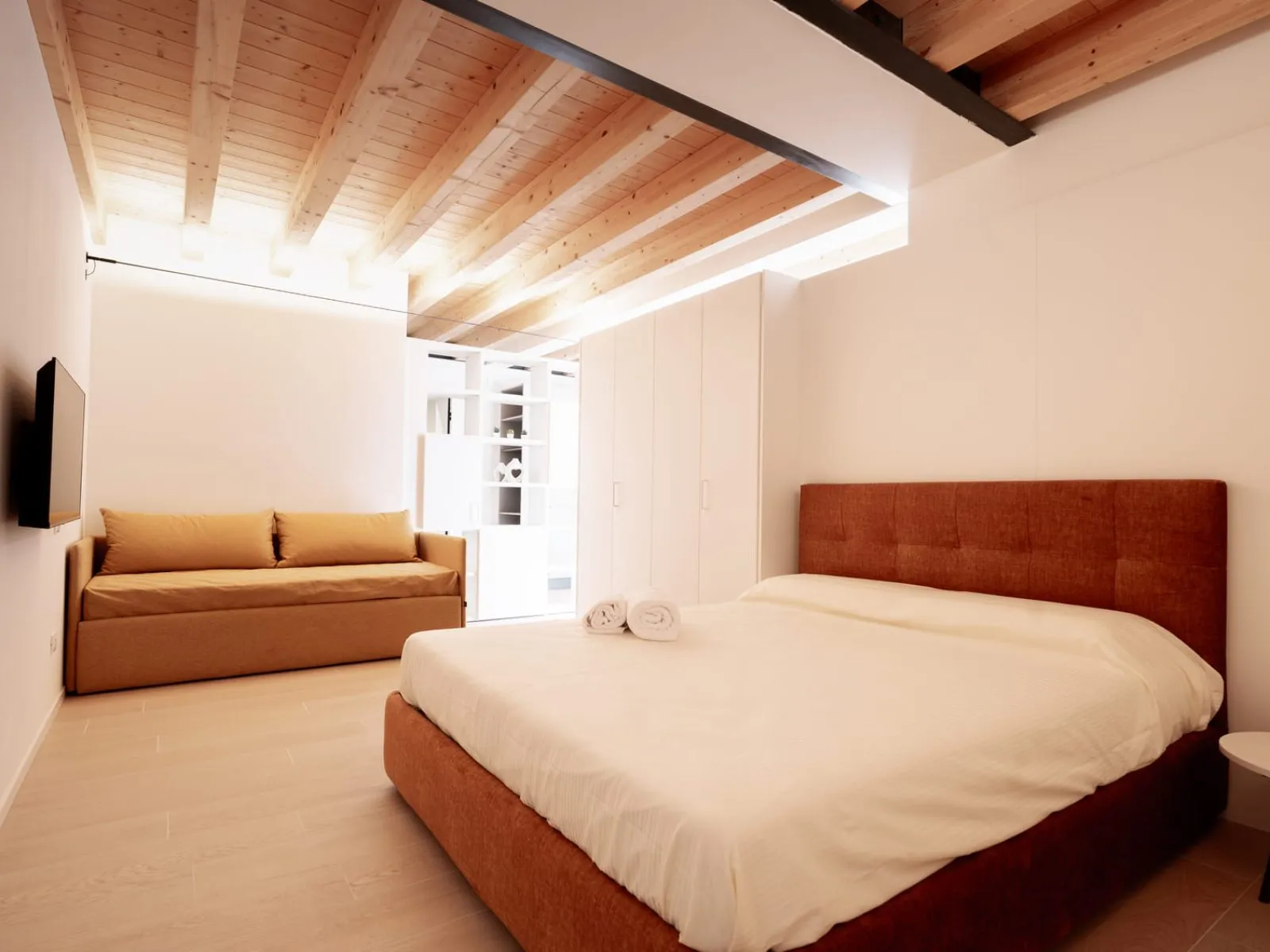 Camera spaziosa con letto matrimoniale e divano letto monolocale S-04 Ca' Toni Treviso