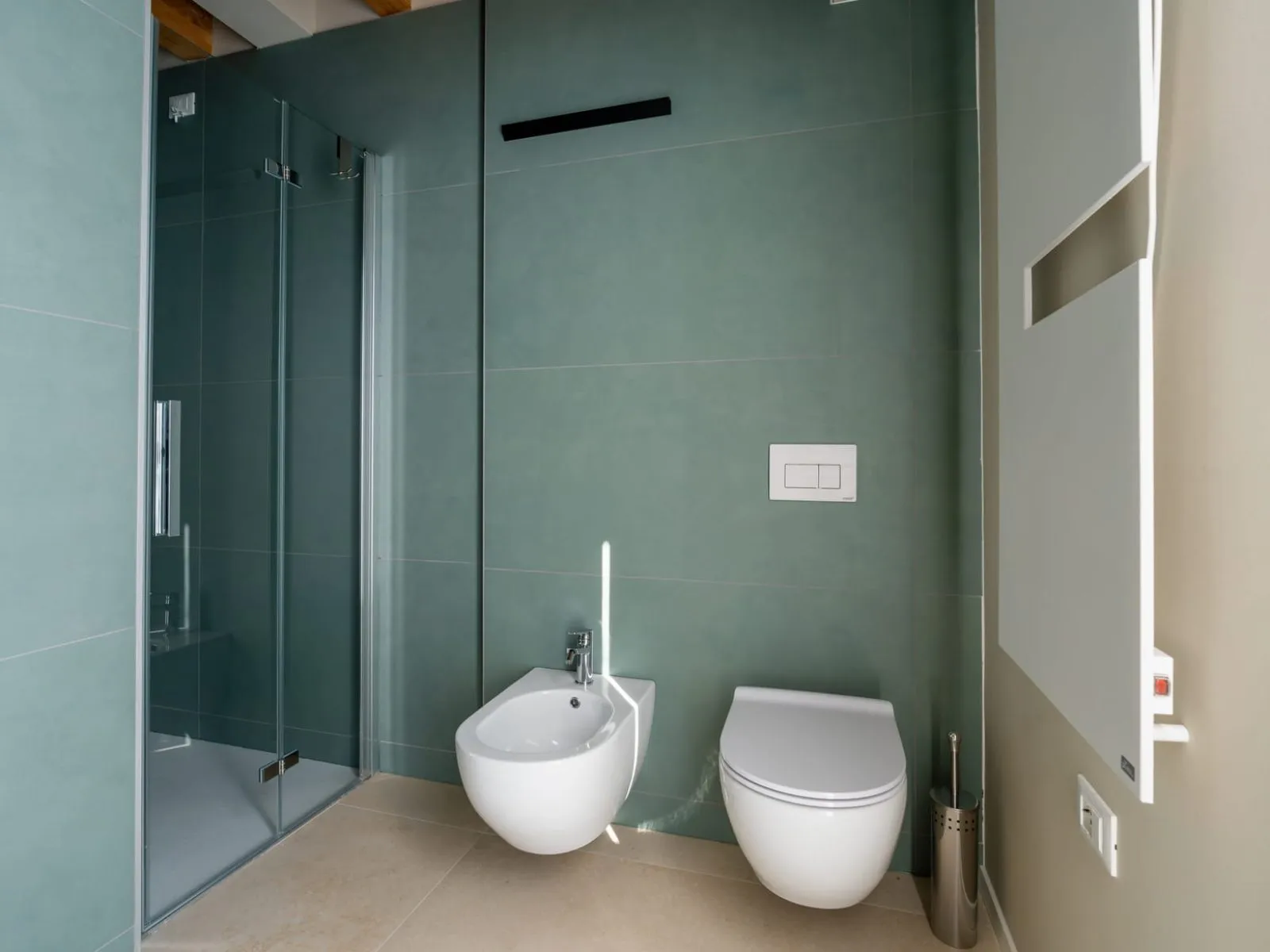 Bagno moderno con piastrelle verdi e doccia walk-in monolocale S-05 Ca' Toni Treviso