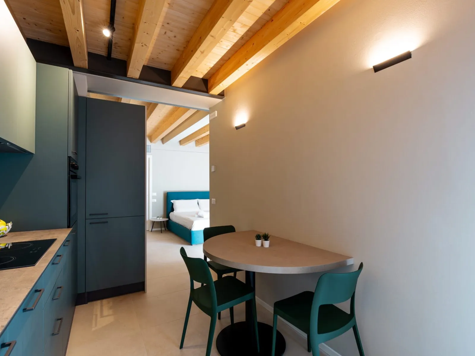 Open space con cucina verde e vista sulla camera monolocale S-05 Ca' Toni Treviso