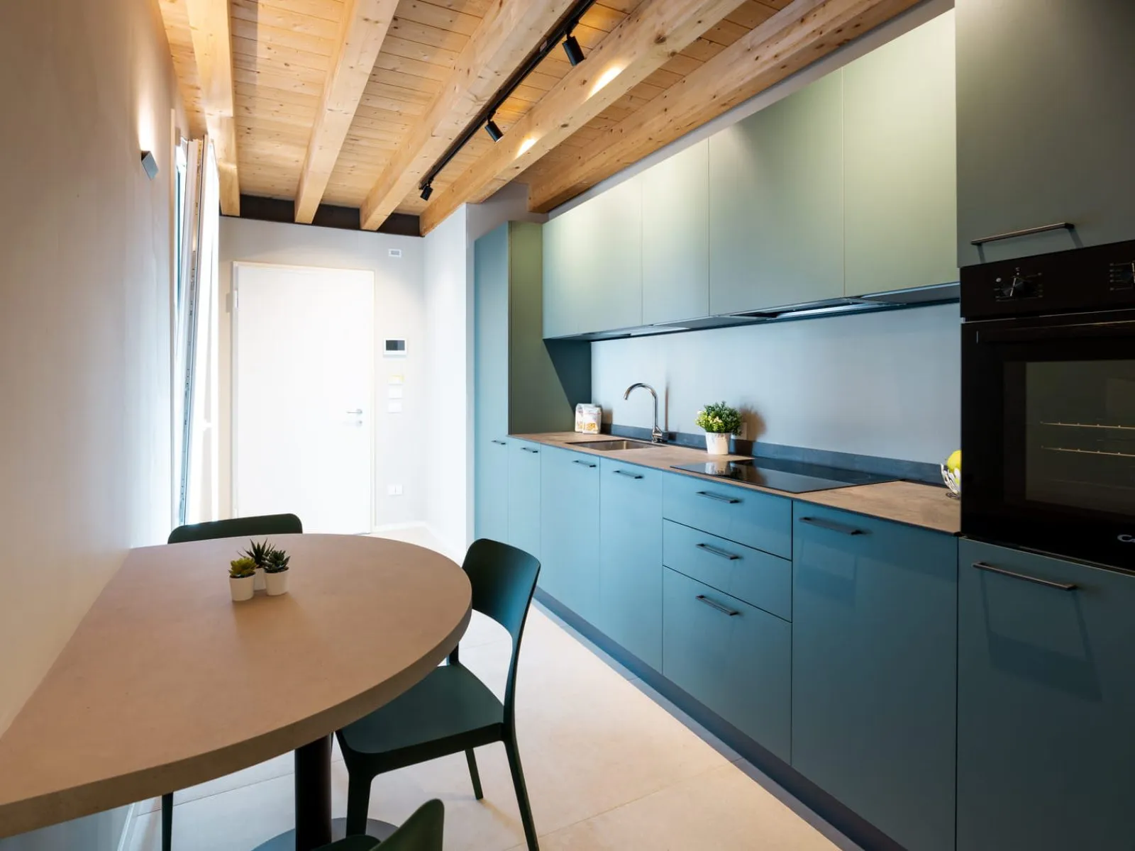 Cucina moderna color verde salvia con zona pranzo monolocale S-05 Ca' Toni Treviso