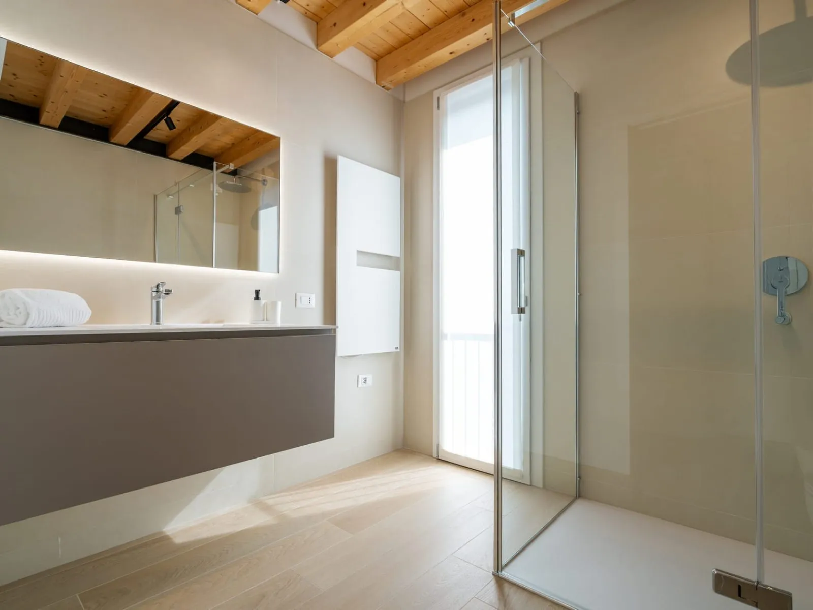 Bagno moderno con lavabo grigio e doccia walk-in monolocale S-10 Ca' Toni Treviso