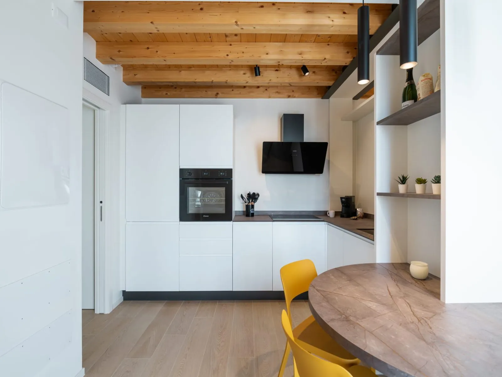 Cucina bianca moderna con tavolo rotondo e mensole a giorno monolocale S-10 Ca' Toni Treviso