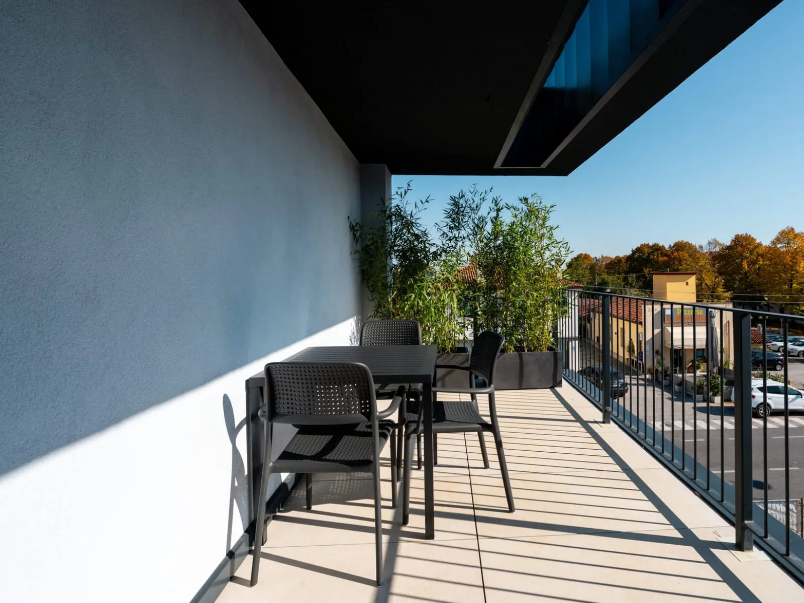 Ampia terrazza con tavolo e vista panoramica monolocale S-10 Ca' Toni Treviso