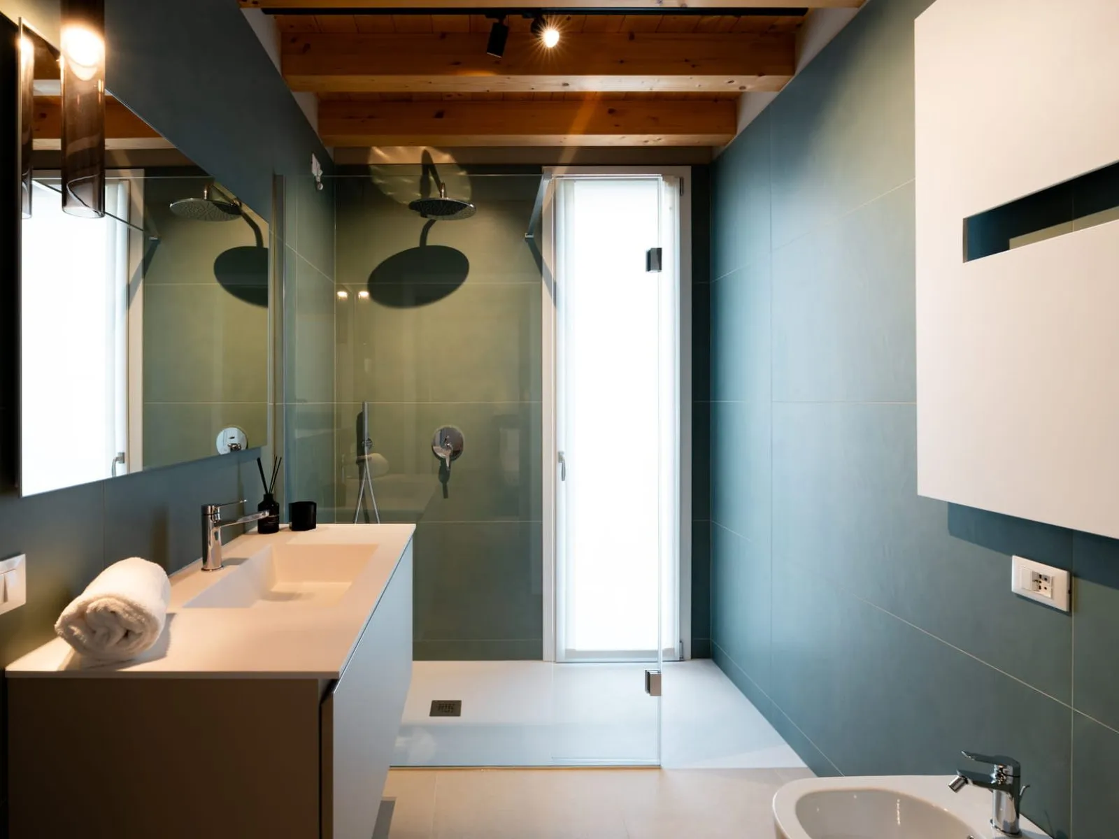 Bagno moderno con piastrelle verdi e doccia doppia walk-in monolocale S-11 Ca' Toni Treviso