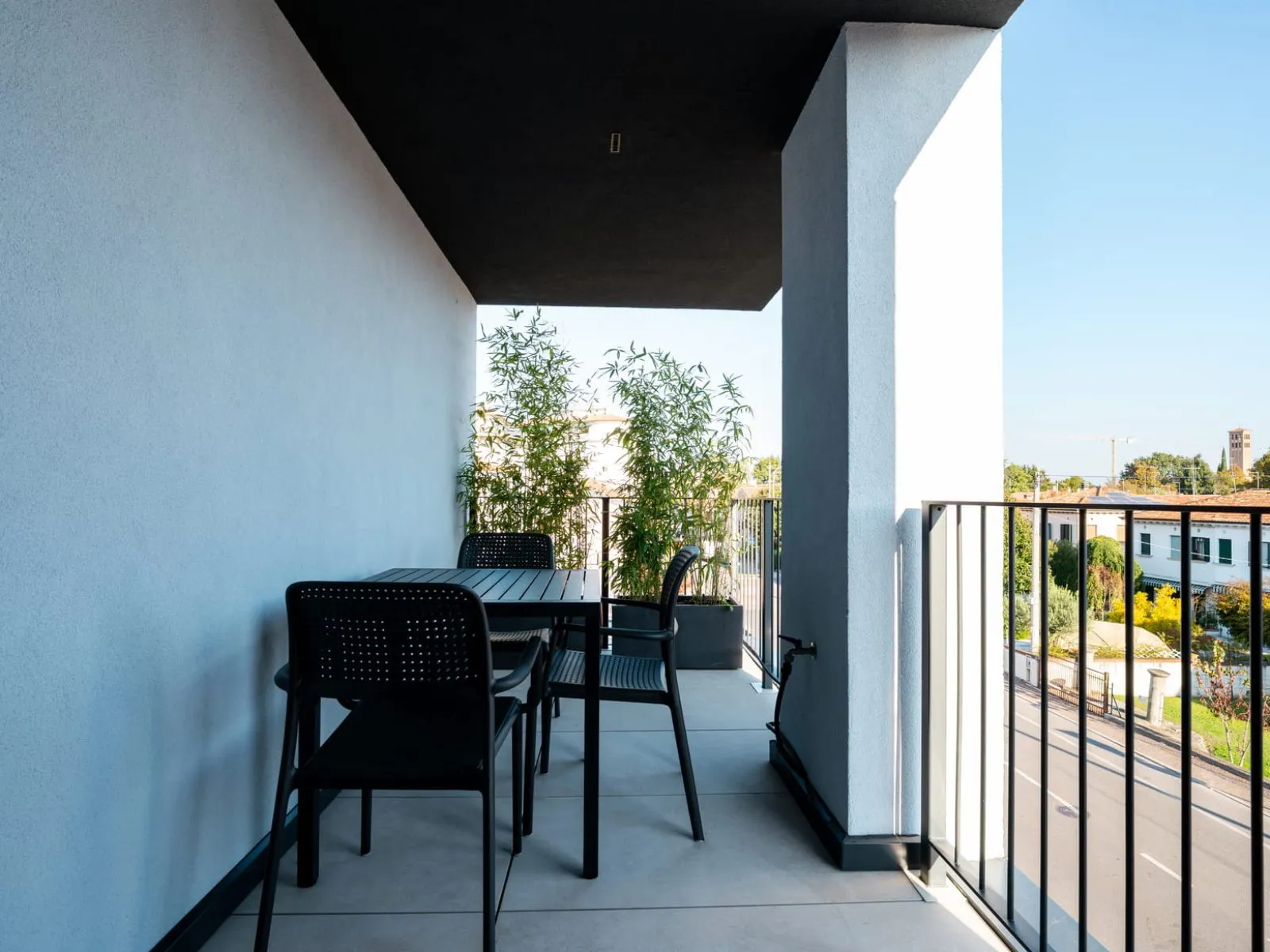 Terrazzo privato con tavolo e fioriere con bambù monolocale S-11 Ca' Toni Treviso