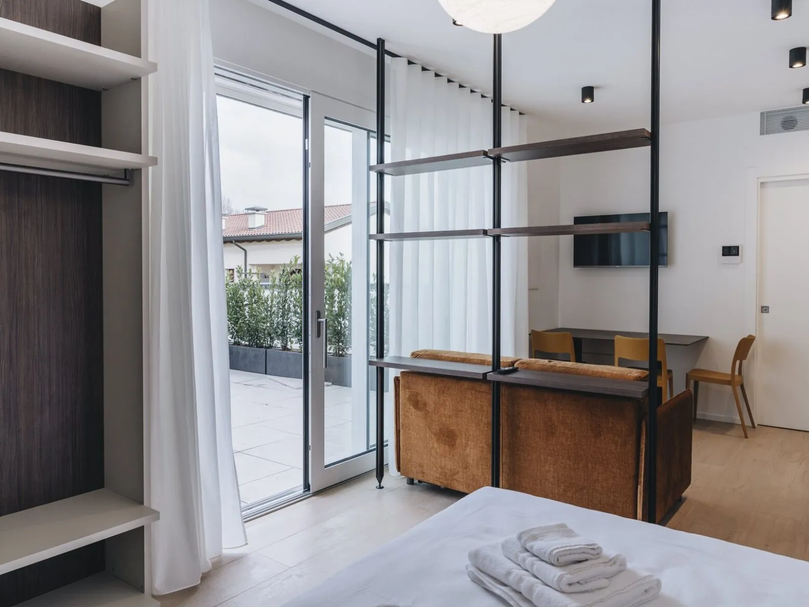 Bedroom with double bed, built-in wardrobe and direct access to the private terrace – apartment T-02 Ca' Sette Treviso