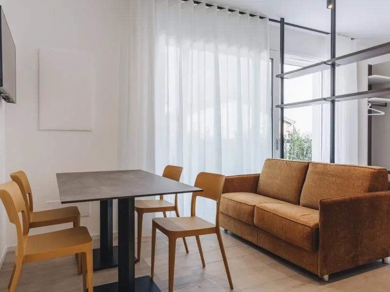 Bagno con doccia walk-in a pioggia, lavabo sospeso, specchio retroilluminato e scaldasalviette – appartamento T-03 Ca' Sette Treviso