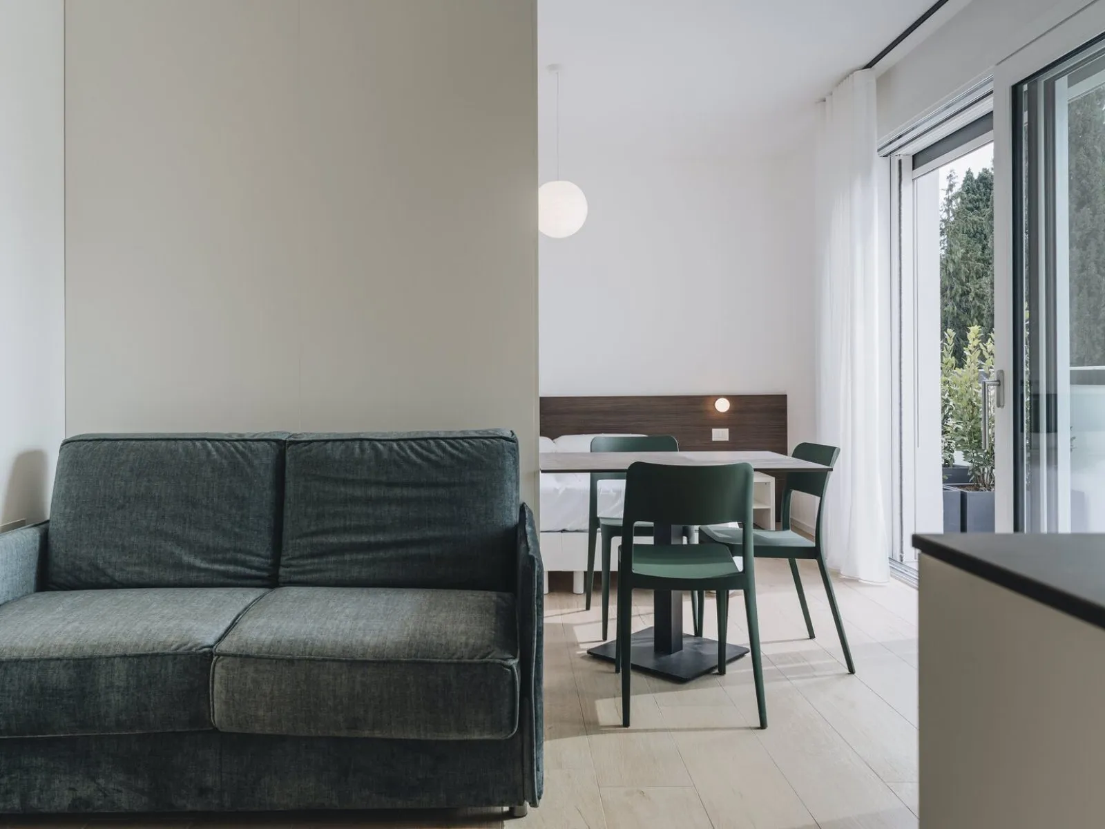 Zona living con divano, tavolo pranzo, zona notte e accesso diretto alla terrazza privata – appartamento T-07 Ca' Sette Treviso