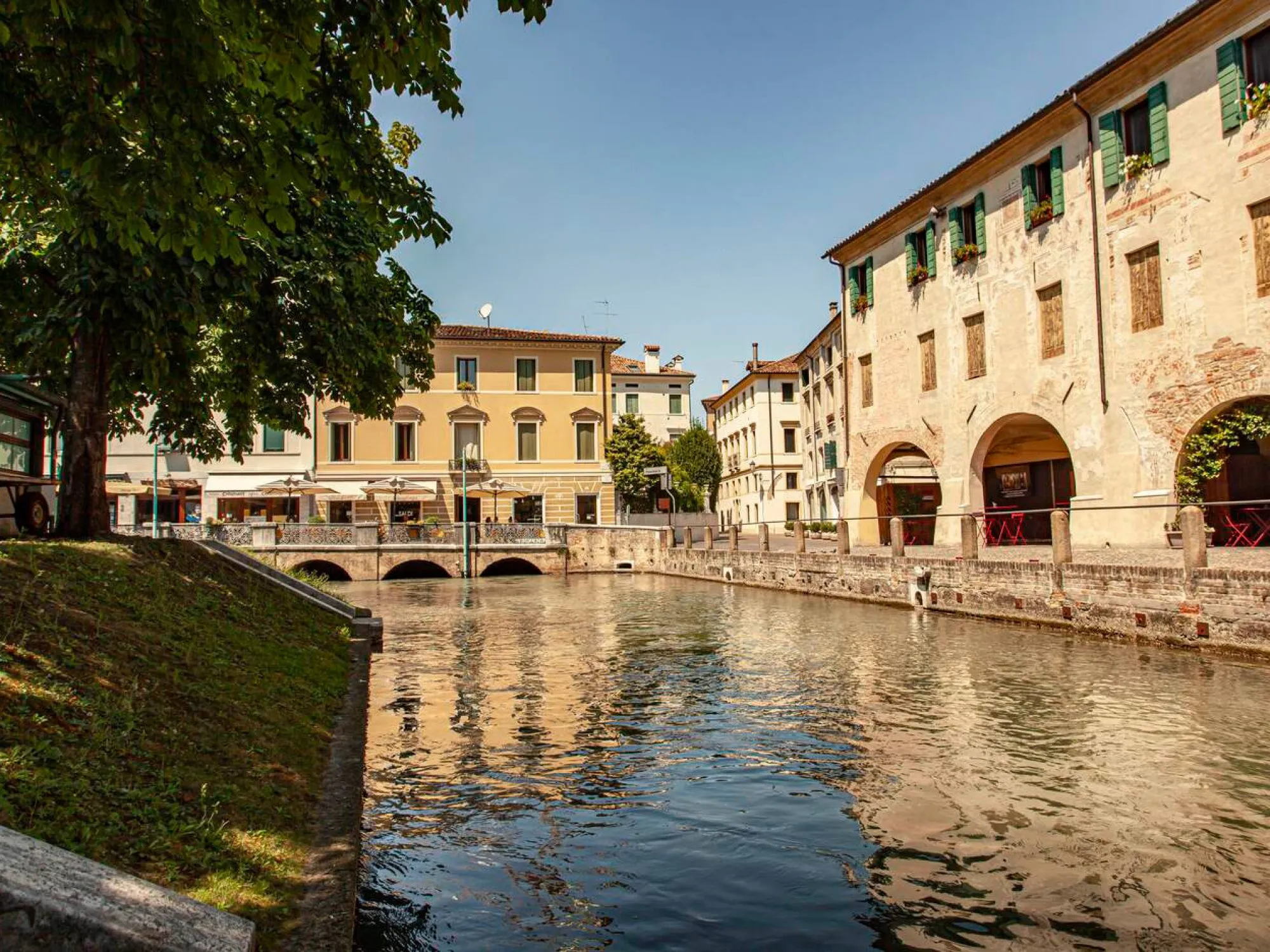 Canale nel centro storico di Treviso con l'Isola della Pescheria e palazzi storici affacciati sull'acqua